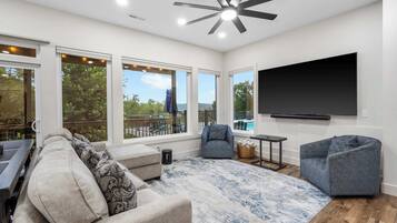 Rumah, Beberapa Tempat Tidur, akses ke kolam renang, pemandangan gunung (Van Kirk Cove) | Area keluarga | Televisi layar datar 50-inci dengan saluran TV digital dan perapian