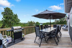 Outdoor dining - Van Kirk Cove 6 BDR Stunner! (Branson West)