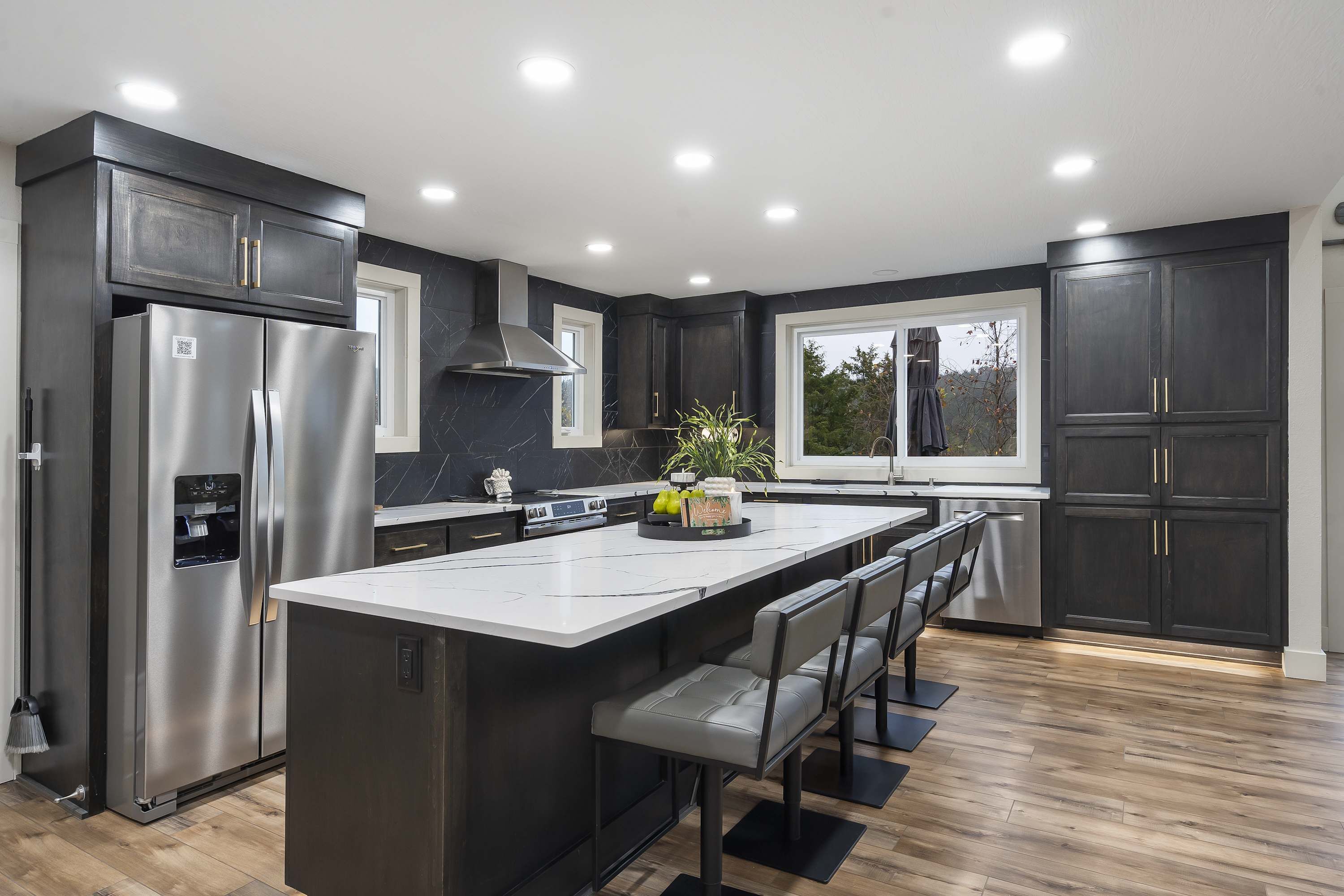 Casa, varias camas, acceso a la alberca, vista a la montaña (Van Kirk Cove) | Cocina privada | Refrigerador, microondas, horno y parrilla de estufa 