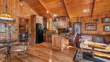 Kabin, 1 Tempat Tidur King dengan tempat tidur Sofa, patio, pemandangan kebun (Cabin at Rock Canyon) | Area keluarga | Televisi layar datar 42-inci dengan saluran TV digital dan perapian