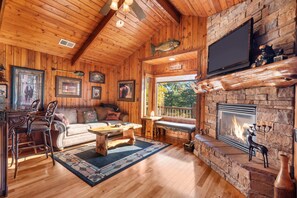 小屋, 1 张特大床和 1 张沙发床, 露台, 花园景观 (Cabin at Rock Canyon) | 起居区 | 42-英寸纯平电视 （配备数码频道）、壁炉
