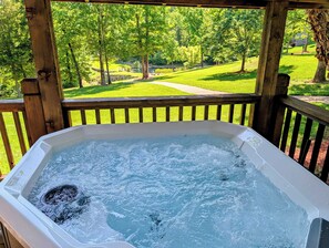 Outdoor spa tub - The Cabin at Rock Canyon (Branson)