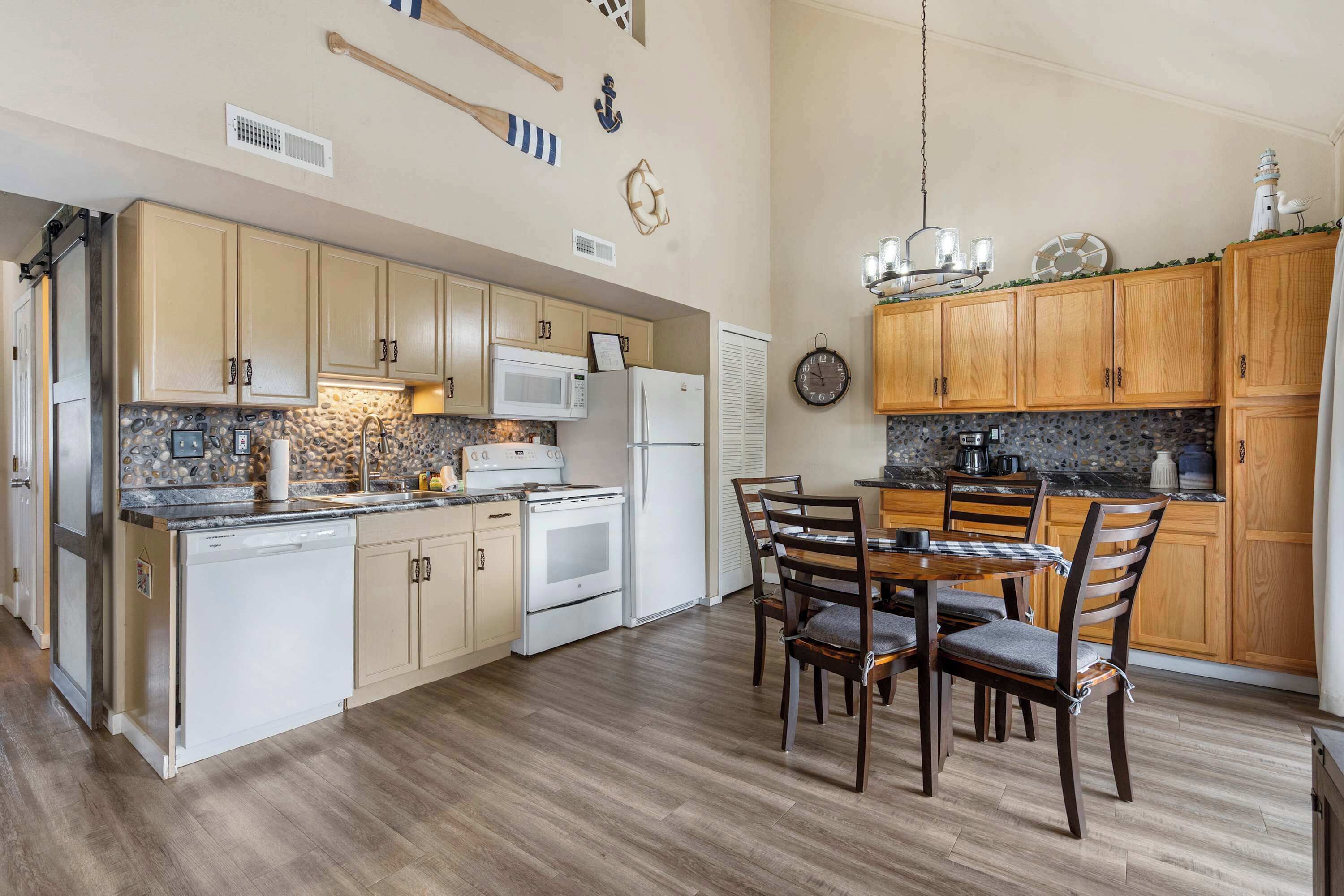 Condo, varias camas, balcón (Nautical Nest on Taneycomo) | Cocina privada | Cafetera y tetera, refrigerador, microondas y horno 