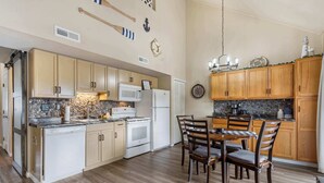 Condo, nhiều giường, ban công (Nautical Nest on Taneycomo) | Bếp riêng