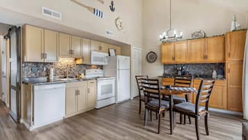 Condo, varias camas, balcón (Nautical Nest on Taneycomo) | Cocina privada | Cafetera y tetera, refrigerador, microondas y horno