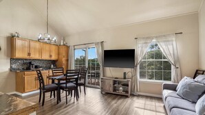 Condo, nhiều giường, ban công (Nautical Nest on Taneycomo) | Khu phòng khách