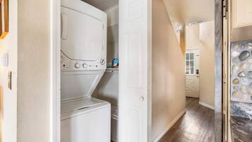 Condo, nhiều giường, ban công (Nautical Nest on Taneycomo) | Nội thất