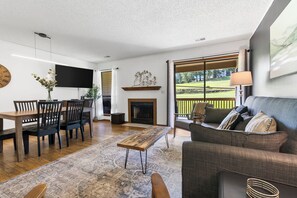 Condo, nhiều giường, ban công, quang cảnh sân golf (Tee Time on Turnberry) | Khu phòng khách | TV màn hình phẳng 42-inch có truyền hình kỹ thuật số, lò sưởi