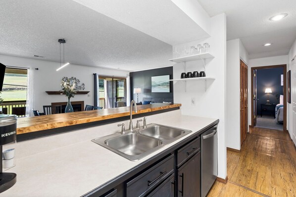 Condo, Multiple Beds, Balcony, Golf View (Tee Time on Turnberry) | Private kitchen | Fridge, microwave, oven, stovetop