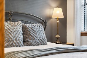 2 bedrooms, individually decorated, individually furnished, bed sheets - Tee Time on Turnberry Surrounded by the Shore of Lake Taneycomo (Branson)