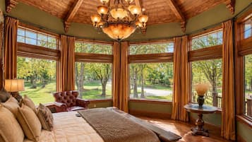 2 bedrooms, individually decorated, individually furnished, desk