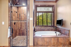 House, Multiple Beds, Balcony, Golf View (Lodge at Rock Canyon) | Bathroom | Deep-soaking bathtub, hair dryer, towels - The Lodge at Rock Canyon (Branson)