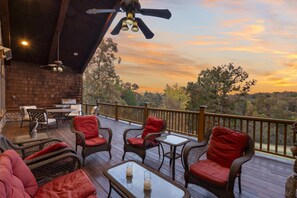 Outdoor dining - The Lodge at Rock Canyon (Branson)