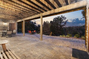 Outdoor dining - The Bunkhouse at Rock Canyon (Branson)