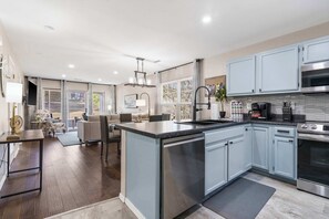 Condo, Multiple Beds, Patio, Golf View (Water's Edge & Golf) | Private kitchen | Fridge, microwave, oven, stovetop