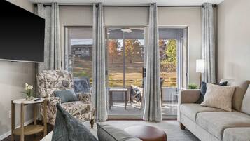 Condo, nhiều giường, sân hiên, quang cảnh sân golf (Water's Edge & Golf) | Khu phòng khách | TV màn hình phẳng 42-inch có truyền hình kỹ thuật số