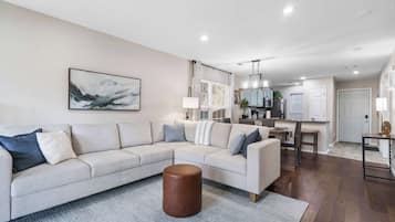 Condo, varias camas, patio, vista al campo de golf (Water's Edge & Golf) | Área de sala de estar | Televisión de pantalla plana de 42 pulgadas con canales digitales