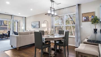 Condo, varias camas, patio, vista al campo de golf (Water's Edge & Golf) | Restaurantes
