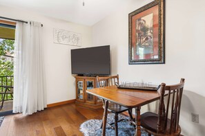 Kondominium, 1 Tempat Tidur Queen dengan tempat tidur Sofa (Banta House Retreat at the Pointe) | Tempat makan