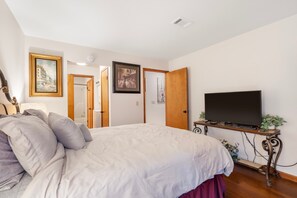 Condo, 1 Queen Bed with Sofa bed, Balcony, Garden View (Banta House Retreat at the Pointe)