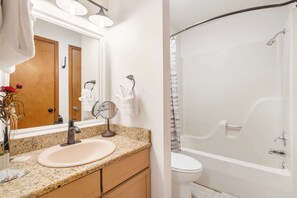 Kondominium, 1 Tempat Tidur Queen dengan tempat tidur Sofa (Banta House Retreat at the Pointe) | Kamar mandi | Kombinasi shower/bathtub dan handuk