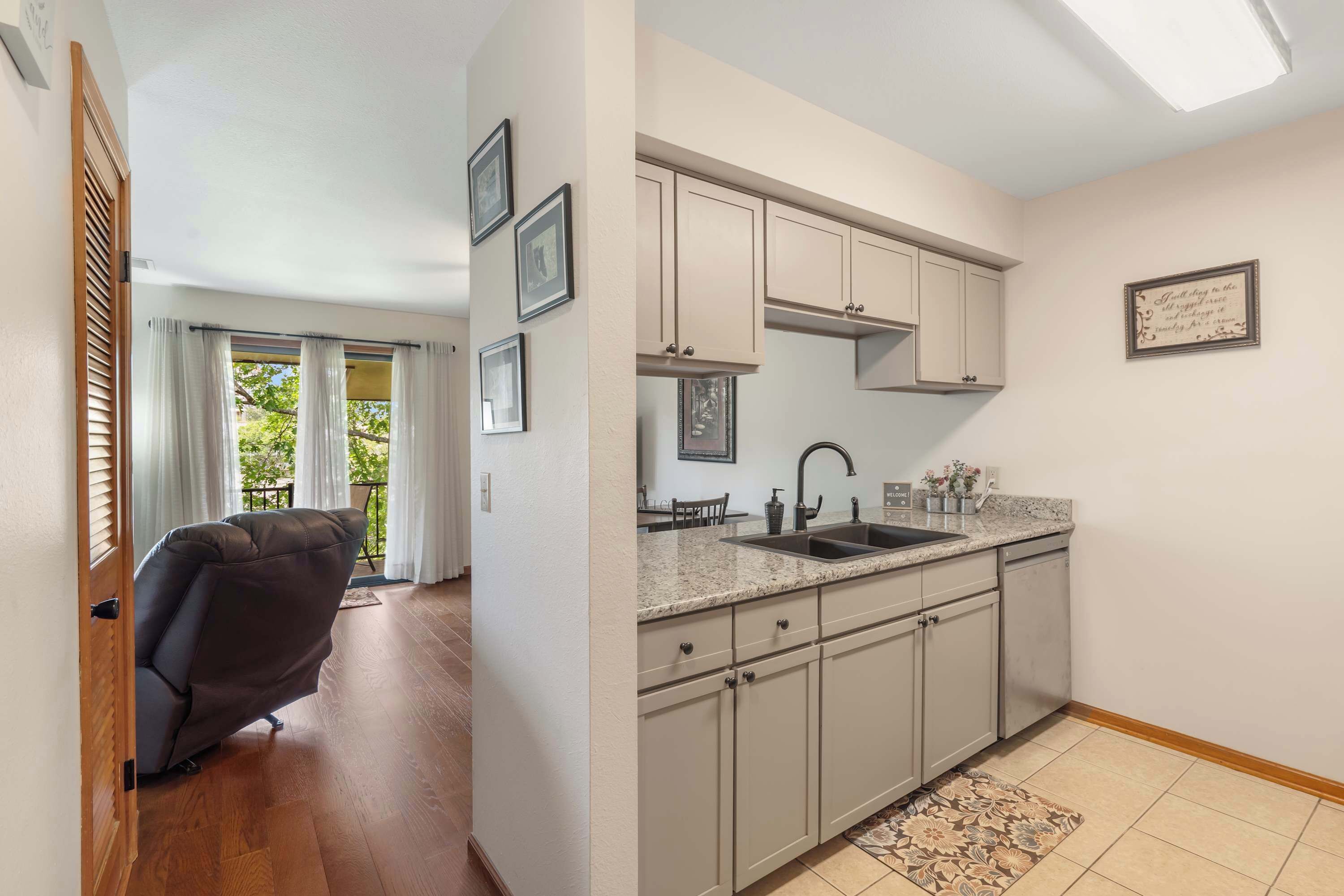 Condo, 1 Queen Bed with Sofa bed, Balcony, Garden View (Banta House Retreat at the Pointe) | Interior