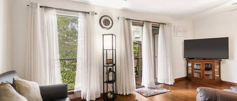 Condo, 1 Katil Ratu (Queen) dengan Katil Sofa, Balcony (Banta House Retreat at the Pointe) | Ruang tamu | 42 inci televisyen skrin rata dengan digital, pendiangan