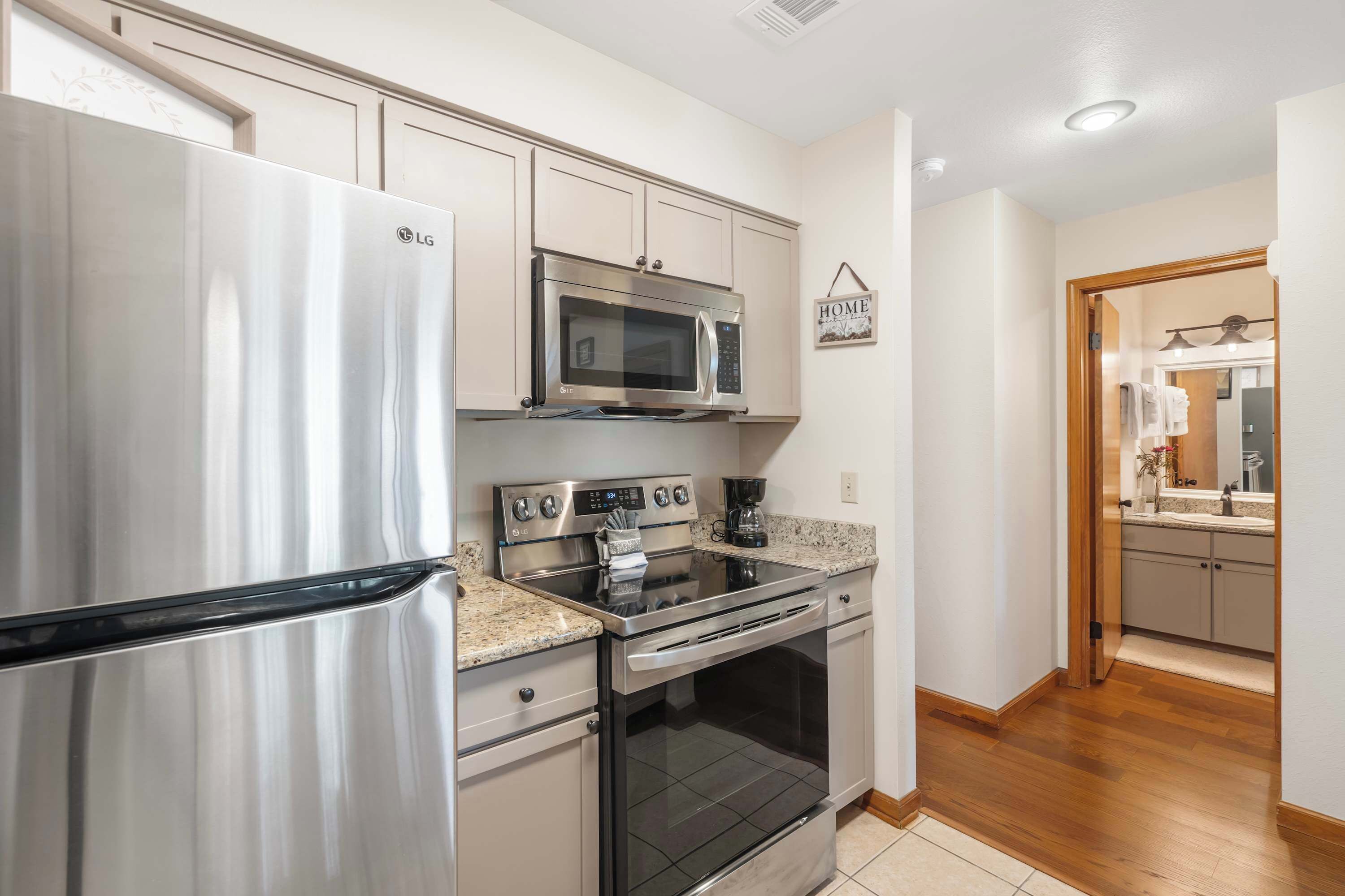 Condo, 1 Queen Bed with Sofa bed, Balcony, Garden View (Banta House Retreat at the Pointe) | Private kitchen | Fridge, microwave, oven, stovetop