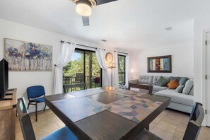公寓客房, 1 張加大雙人床, 陽台, 高球場景觀 (Royale Casa) | 起居區 | 42-吋平面電視，提供數位頻道