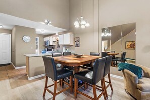 Condo, varias camas, hidromasaje (Whispering Water) | Restaurantes