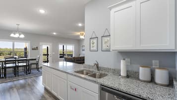Condo, varias camas, balcón, vista al campo de golf (StoneBridge Escape) | Interior