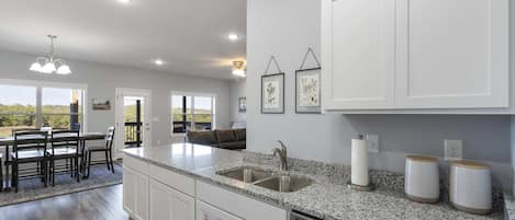 Condo, varias camas, balcón, vista al campo de golf (StoneBridge Escape) | Interior