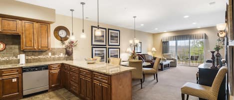 Apartamento, varias camas, balcón, vistas al jardín (Branson Hills Getaway) | Interior