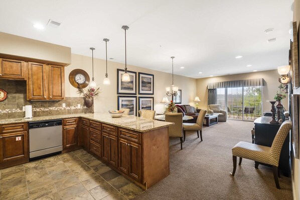 Lägenhet - flera sängar - balkong - utsikt mot trädgården (Branson Hills Getaway) | Interiör