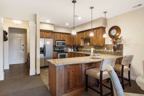 Lägenhet - flera sängar - balkong - utsikt mot trädgården (Branson Hills Getaway) | Eget kök | Kylskåp, mikrovågsugn, ugn och spishäll