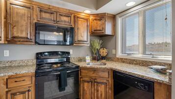 Condo, Multiple Beds, Patio (Lakescape at The Getaways) | Private kitchen | Fridge, microwave, oven, stovetop