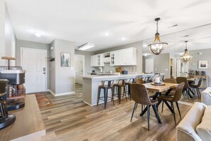 Lejlighed - flere senge - terrasse - udsigt til pool (Pointe Royale Retreat) | Privat køkken | Køleskab, mikrobølgeovn, ovn, kogeplade