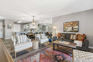 Leilighet, flere senger, terrasse, bassengutsikt (Pointe Royale Retreat) | Oppholdsområde | En 42-tommers Flatskjerm-TV med digitale kanaler