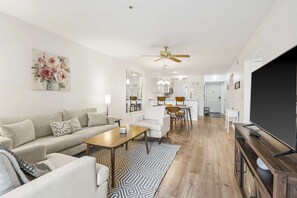 Apartment, Mehrere Betten, Terrasse, Blick auf den Golfplatz (Royal Ridge) | Wohnbereich