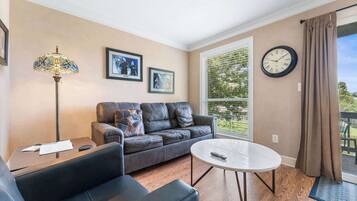 Kondominium, 1 Tempat Tidur King dengan tempat tidur Sofa, balkon (Pointe Royale Getaway) | Area keluarga | Televisi layar datar 42-inci dengan saluran TV digital