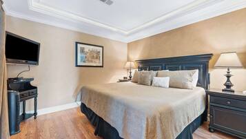 Kondominium, 1 Tempat Tidur King dengan tempat tidur Sofa, balkon (Pointe Royale Getaway) | 1 kamar tidur dan didekorasi berbeda-beda