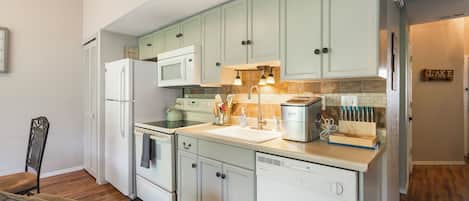 Condo, Multiple Beds, Balcony, Garden View (Scenic Spot Vacation Property) | Private kitchen | Fridge, microwave, oven, stovetop