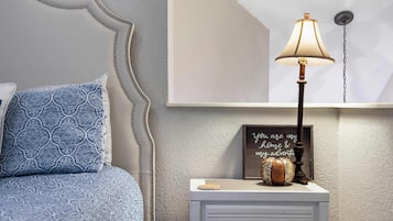 2 عدّة غرف نوم وبديكورات فريدة لكل غرفة وطراز فريد لكل وحدة