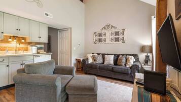 Condo, nhiều giường, ban công, quang cảnh vườn (Scenic Spot Vacation Property) | Khu phòng khách | TV màn hình phẳng 42-inch có truyền hình kỹ thuật số