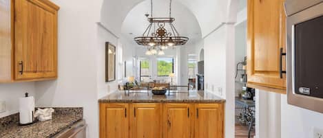 コンドミニアム ベッド (複数台) バルコニー マウンテンビュー (Always 80 and Sunny) | 専用キッチン | 冷蔵庫、電子レンジ、オーブン、コンロ