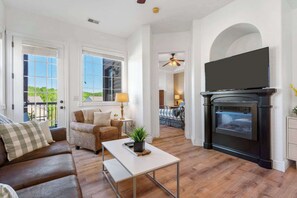 Apartment, Mehrere Betten, Balkon, Bergblick (Always 80 and Sunny) | Wohnbereich | 42-Zoll-Flachbildfernseher mit Digitalempfang, Kamin