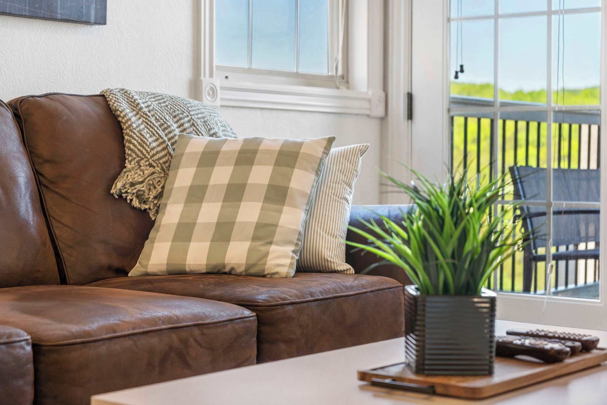 公寓客房, 多張床, 陽台, 山景 (Always 80 and Sunny) | 起居區 | 42-吋平面電視、數位頻道、壁爐