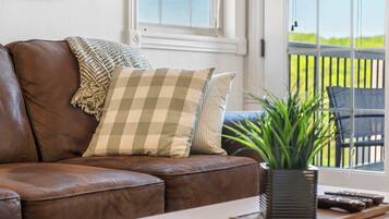 Appartement, meerdere bedden, balkon, uitzicht op bergen (Always 80 and Sunny) | Woonruimte | Een 42-inch flatscreentelevisie met digitale zenders en een open haard