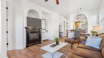 Appartement, meerdere bedden, balkon, uitzicht op bergen (Always 80 and Sunny) | Woonruimte | Een 42-inch flatscreentelevisie met digitale zenders en een open haard