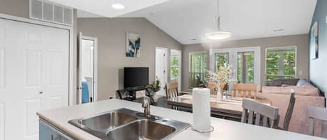 Condo, Multiple Beds, Balcony, Golf View (Linda’s Haven) | Interior